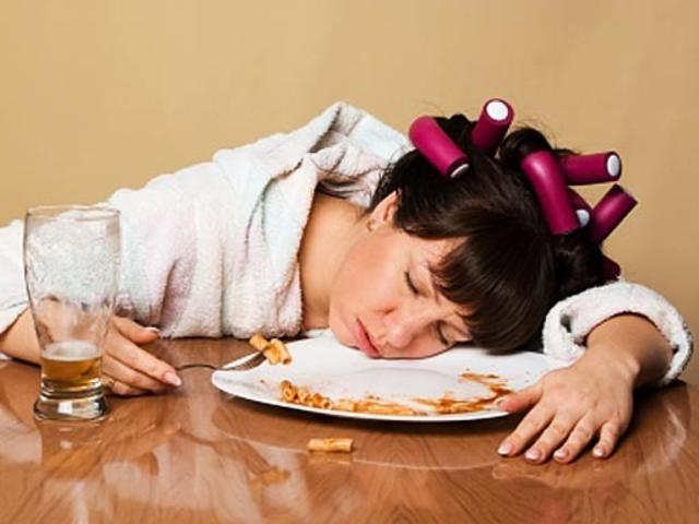 Binge eating or binge sleeping are not great ways to improve our heart health. (Photo: CBS News)
